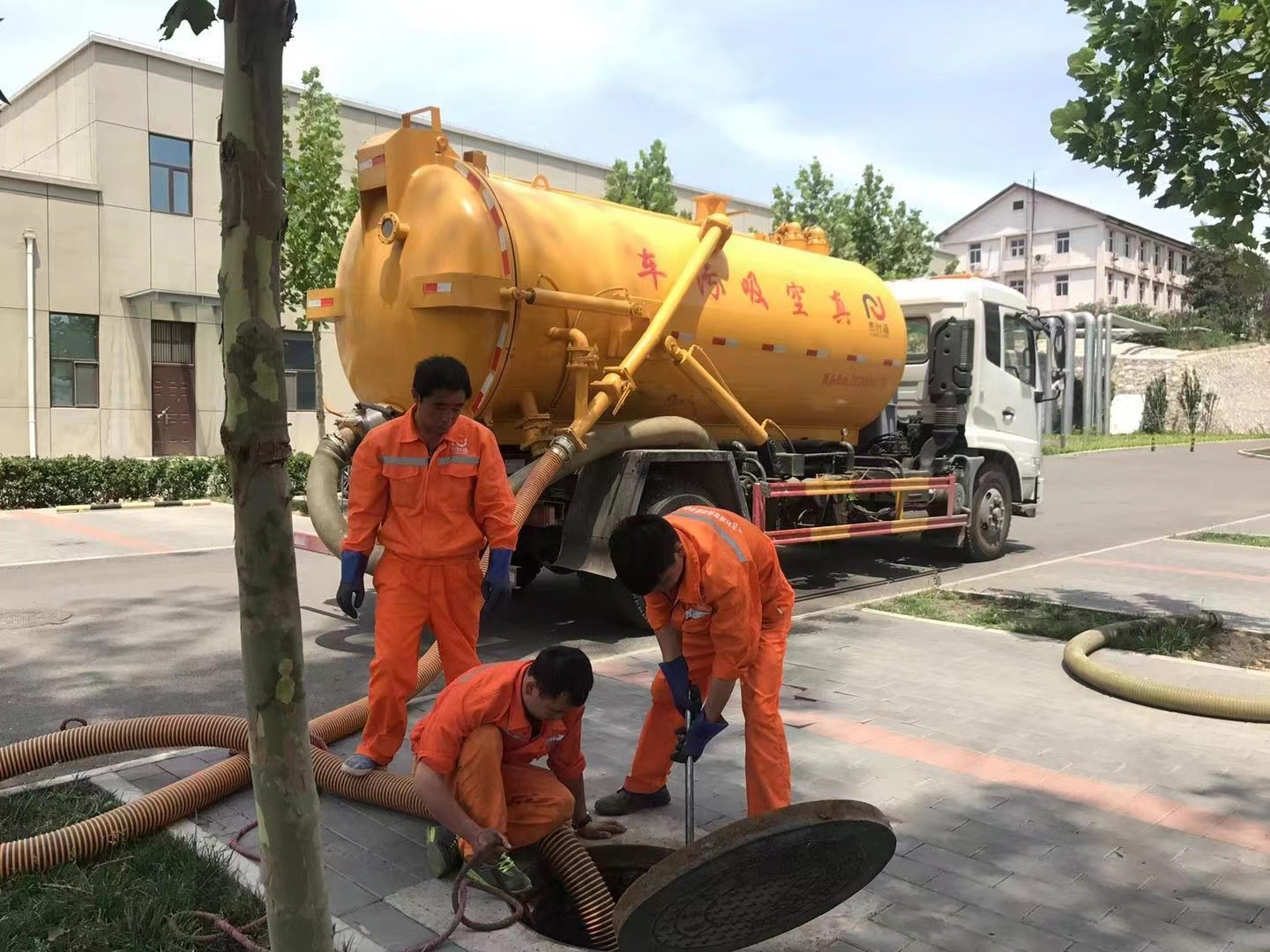 东胜管道疏通车停在窨井附近