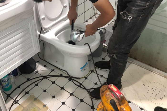 东胜马桶堵塞自己疏通还是找师傅?专业上门服务让你省时更省心